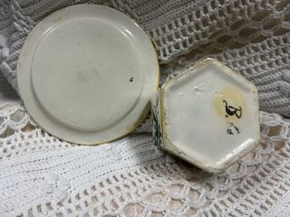 Tintero antiguo con plato decorado a mano y firmad
