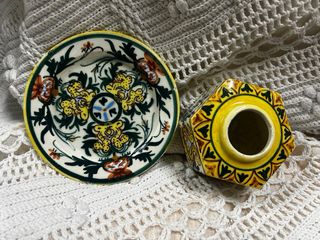 Tintero antiguo con plato decorado a mano y firmad