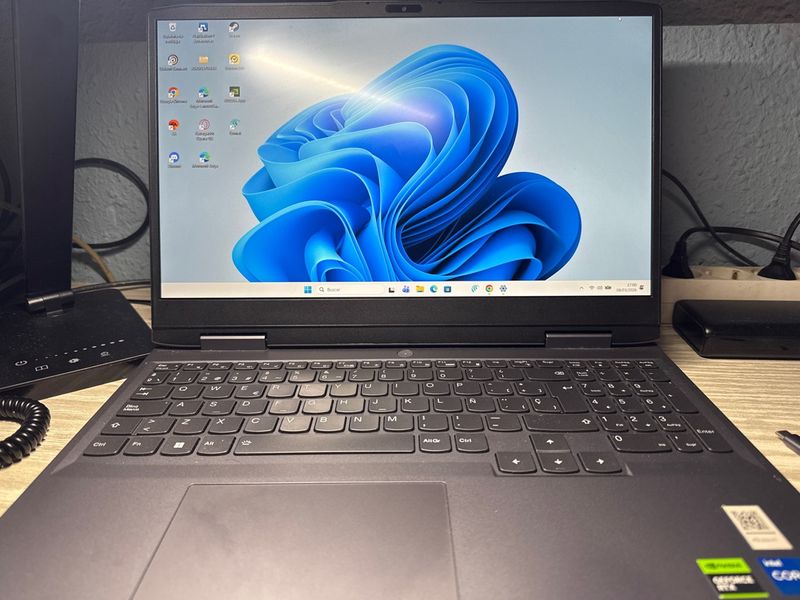 Lenovo LOQ RTX 4050 / i5-12450H / 16GB RAM / 512GB