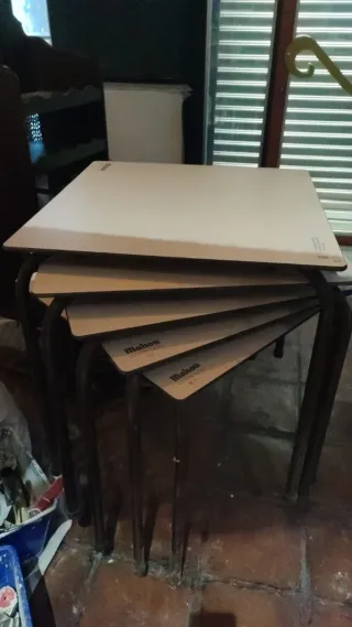 Mesa metálica y plástica, la tipoca de bar