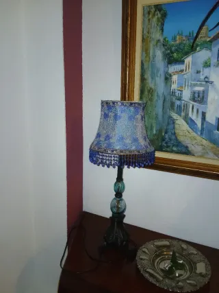 Lámpara de mesa decorativa azul y plata