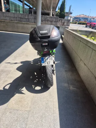 Kawasaki ER6n Verde.