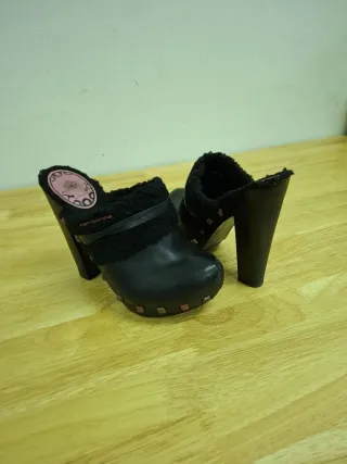 Zuecos Fornarina negros y rosas