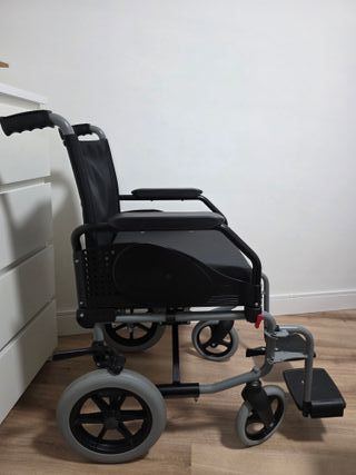 Silla de ruedas plegable con accesorios