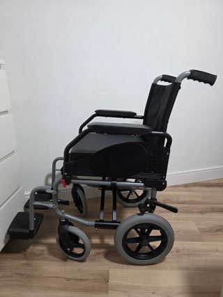 Silla de ruedas plegable con accesorios