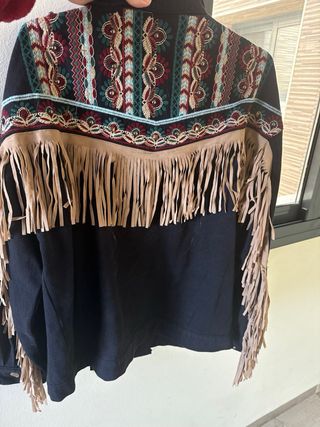 Chaqueta vaquera negra con flecos y bordados