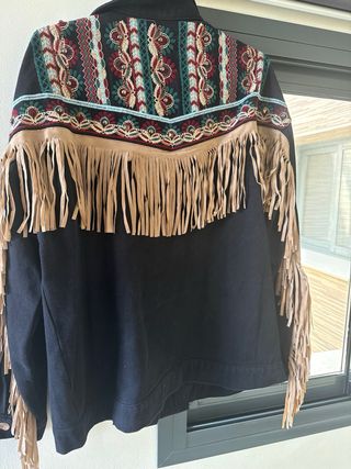 Chaqueta vaquera negra con flecos y bordados