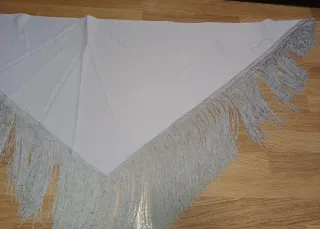 Scialle o foulard triangolare con frange