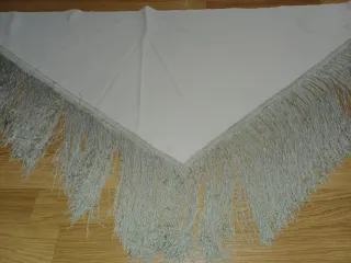 Scialle o foulard triangolare con frange