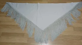 Scialle o foulard triangolare con frange