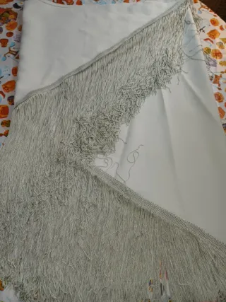 Scialle o foulard triangolare con frange