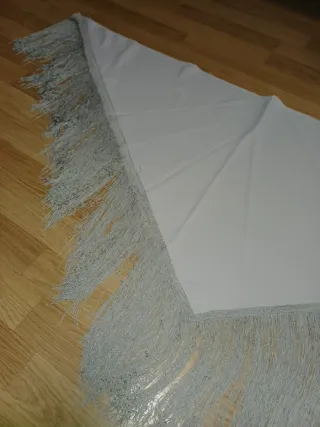 Scialle o foulard triangolare con frange