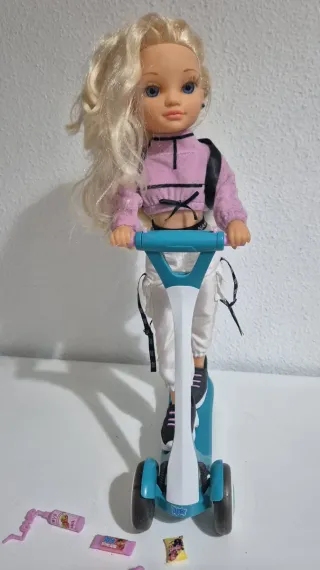 Nancy con patinete y accesorios