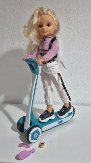 Nancy con patinete y accesorios