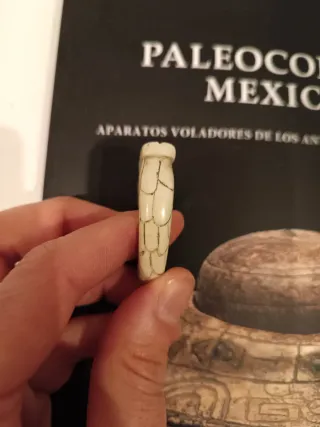 Manufatto in pietra a forma di anello con OVNI UFO