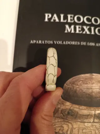 Manufatto in pietra a forma di anello con OVNI UFO