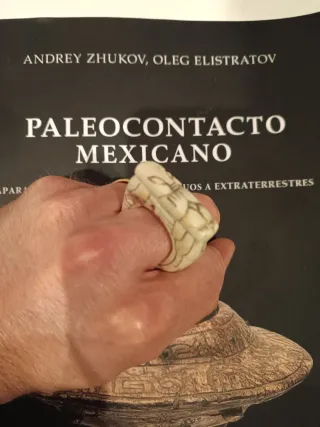 Manufatto in pietra a forma di anello con OVNI UFO