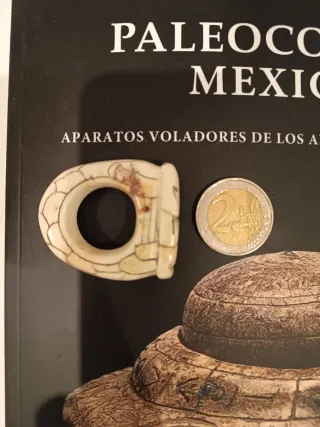 Manufatto in pietra a forma di anello con OVNI UFO