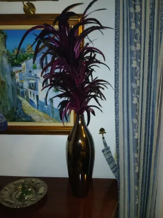 Jarrón decorativo dorado con plumas moradas