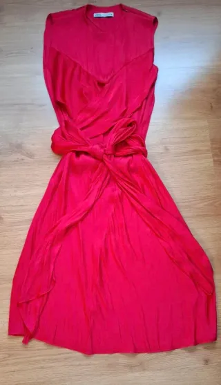 Vestido Zara satinado rojo. Talla S