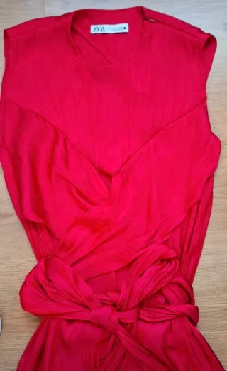 Vestido Zara satinado rojo. Talla S