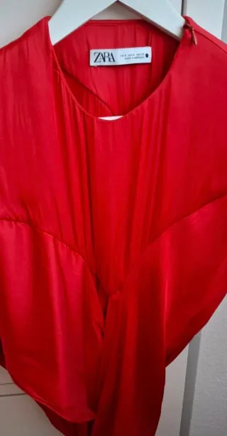 Vestido Zara satinado rojo. Talla S