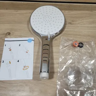 Cabezal de ducha plateado y blanco