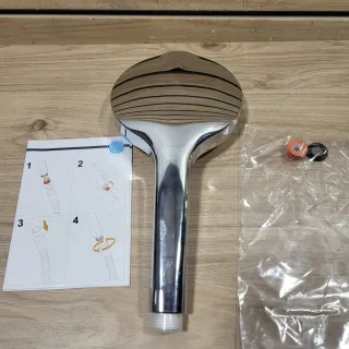 Cabezal de ducha plateado y blanco