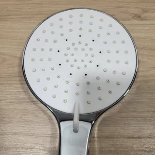 Cabezal de ducha plateado y blanco