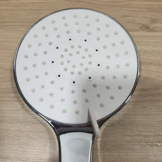 Cabezal de ducha plateado y blanco