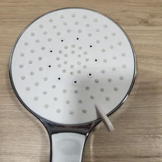 Cabezal de ducha plateado y blanco