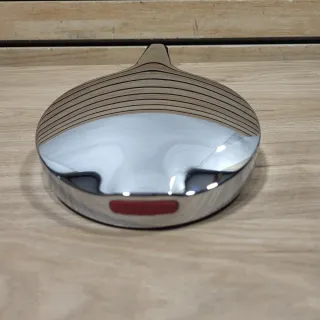 Cabezal de ducha plateado y blanco