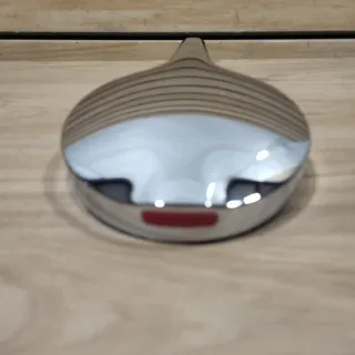 Cabezal de ducha plateado y blanco