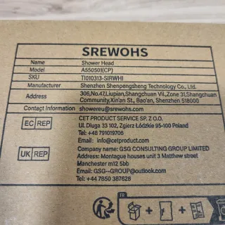 Cabezal de ducha plateado y blanco