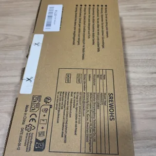 Cabezal de ducha plateado y blanco