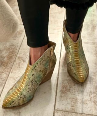 Botines cowboy dorados y verdes