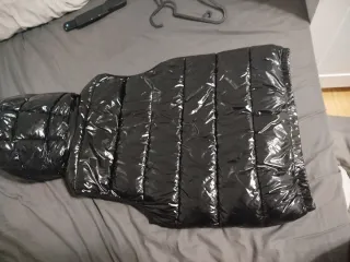 Chaqueta negra brillante con capucha