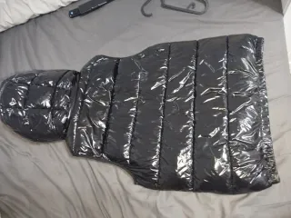 Chaqueta negra brillante con capucha