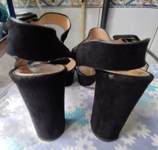 Sandalias de tacón negras para mujer