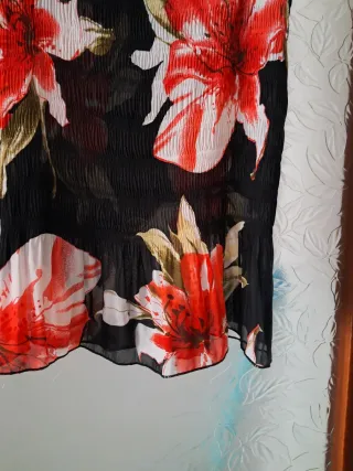 Blusa floral negra y roja
