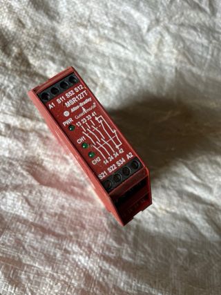 Relé de seguridad Allen-Bradley MSR127T