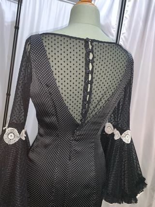 Traje de flamenca negro con lunares blancos
