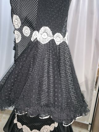 Traje de flamenca negro con lunares blancos