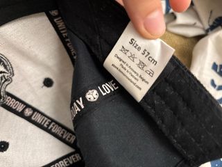 Dos gorras cada una a 15€ Gorras Negras con Logo