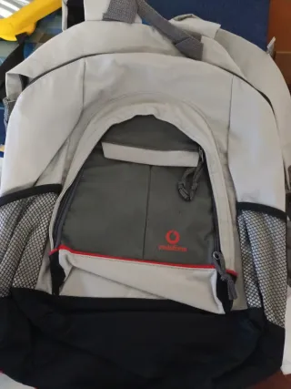 2 Mochilas Vodafone Beige y Negra
