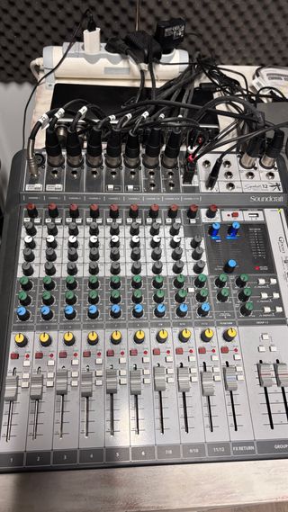 Mesa de mezclas Soundcraft Signature 12