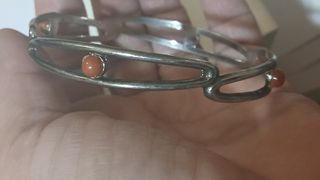 Bracciale rigido con perle rosse