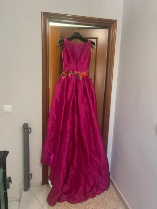 Vestido de fiesta rosa con flores