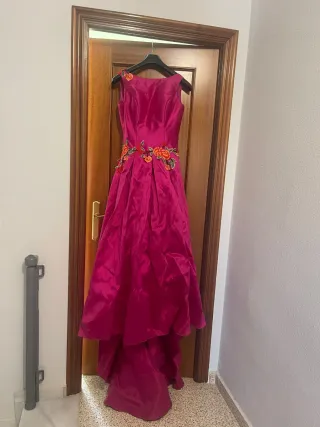 Vestido de fiesta rosa con flores