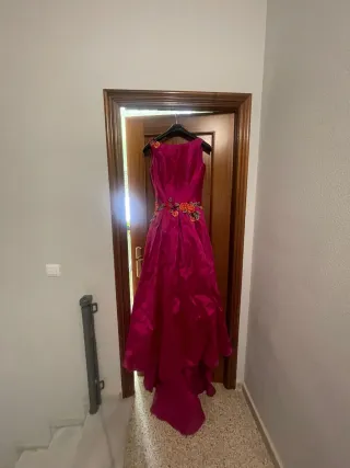 Vestido de fiesta rosa con flores